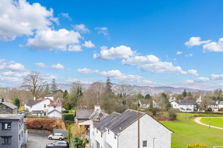 College Court Main Road Image