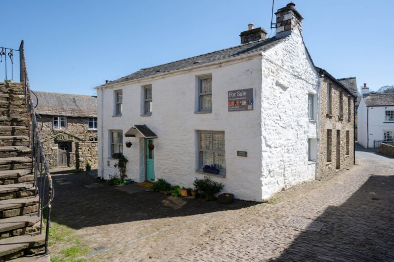 Queens Cottage Queens Square Image