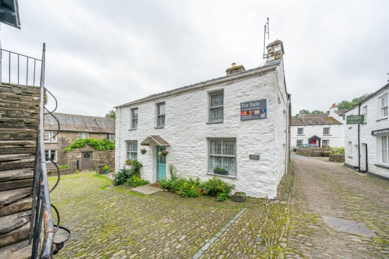 Queens Cottage Queens Square Image