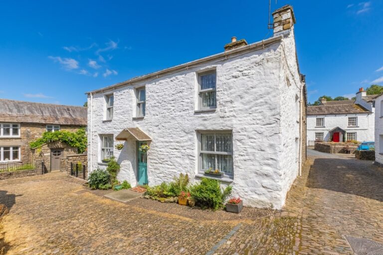 Queens Cottage Queens Square Image