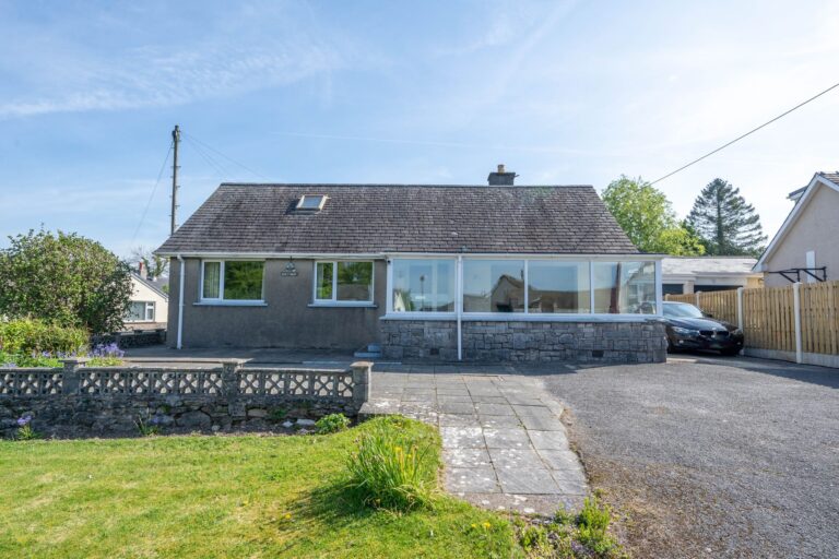 Chez Mon Burton Road Image