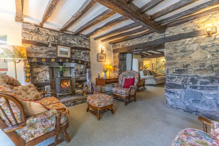 Corner Cottage Image