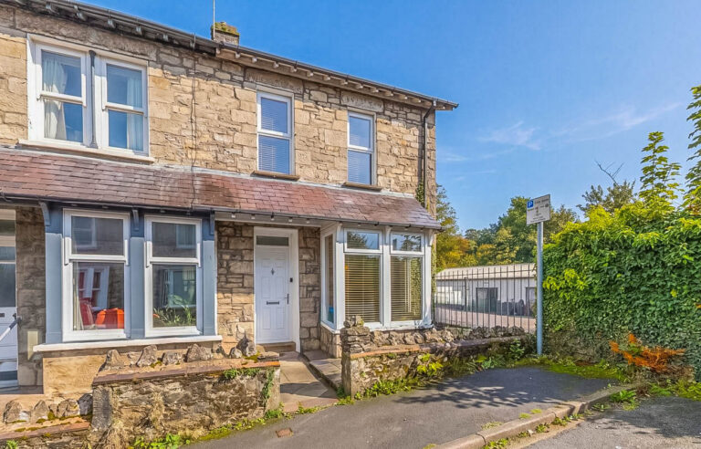 Aynam Place Image